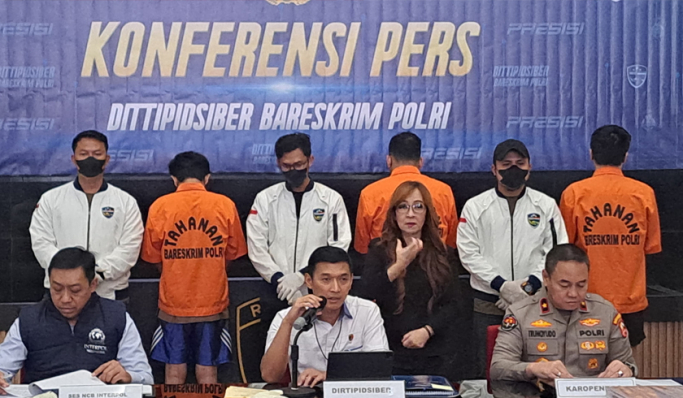 Dittipidsiber Bareskrim Polri menggelar perkara kasus dugaan penipuan scam online jaringan internasional. (Foto: PMJ News/Fajar)