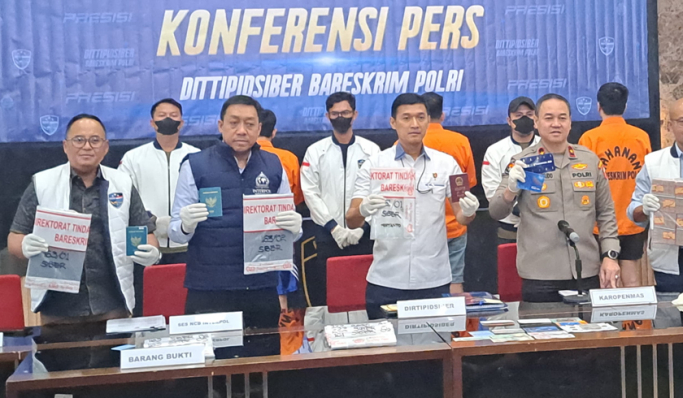 Dittipidsiber Bareskrim Polri menggelar perkara kasus dugaan penipuan scam online jaringan internasional. (Foto: PMJ News/Fajar)
