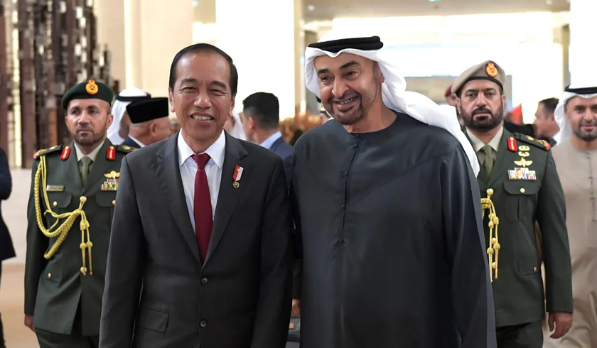 Presiden Jokowi disambut Presiden PEA Mohammed bin Zayed Al Nahyan (MBZ) saat tiba di Uni Emirat Arab. (Foto: PMJ News/BPMI Setpres)