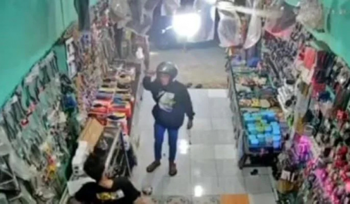 Aksi perampokan toko aksesoris motor terekam kamera CCTV. (Foto: PMJ News/Tangkapan Layar)