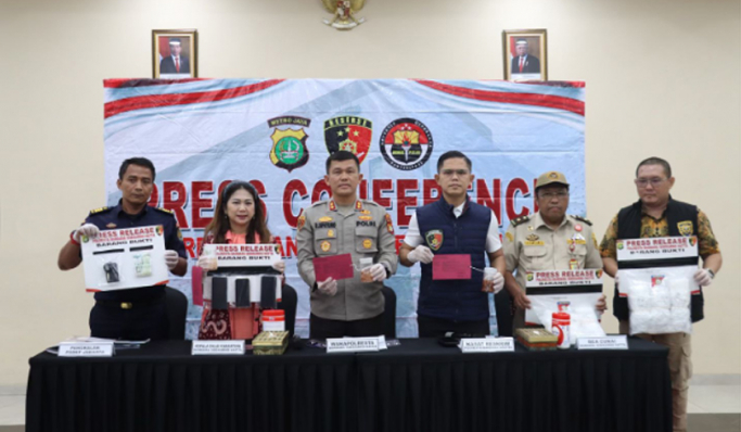 Polres Bandara Soekarno-Hatta menggagalkan pengiriman 125.310 ekor benih bening lobster (BBL) ke Vietnam. (Foto: PMJ News)