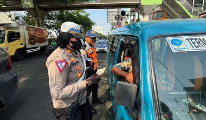 Satuan Lalu Lintas Polres Metro Depok meningkatkan upaya penertiban angkutan kota yang ngetem sembarangan. (Foto: PMJ News)