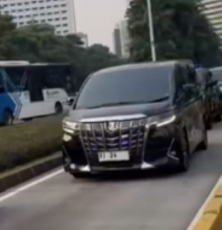 Mobil dinas Menag Yaqut di Jalur TransJakarta. (Foto: PMJ/Tangkapan Layar).