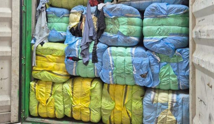 Bareskrim Polri mengamankan ribuan ballpres berisikan pakaian bekas impor ilegal. (Foto: PMJ News)