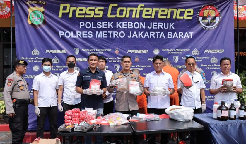 Polsek Kebon Jeruk mengamankan sejumlah barang bukti narkoba jenis sabu dan tembakau sintetis. (Foto: PMJ News)