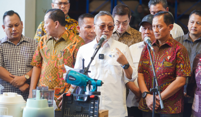 Menteri Perdagangan, Zulkifli Hasan saat konferensi pers pengungkapan barang ilegal. (Foto: PMJ News/Dok Kemendag)