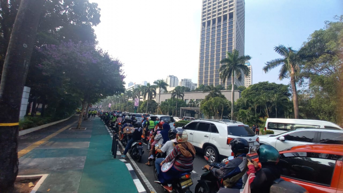 Cuaca di Jakarta cerah dan berawan, lalu lintas padat merayat. (Foto: PMJ/Gtg).