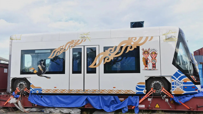 Satu rangkaian trem otonom yang akan dijalankan di Ibu Kota Nusantara (IKN) telah tiba di Balikpapan. (Foto; PMJ/Dok Kemenhub).