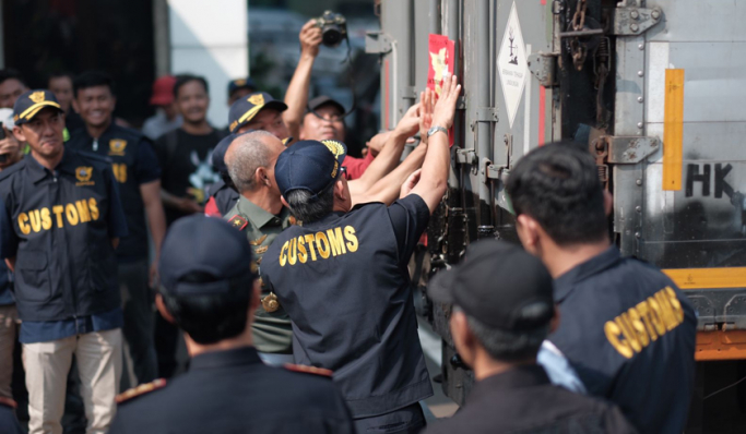 Bea Cukai melakukan pemusnahan barang milik negara eks kepabeanan dan cukai serta barang rampasan negara. (Foto: PMJ News/Dok Bea Cukai)