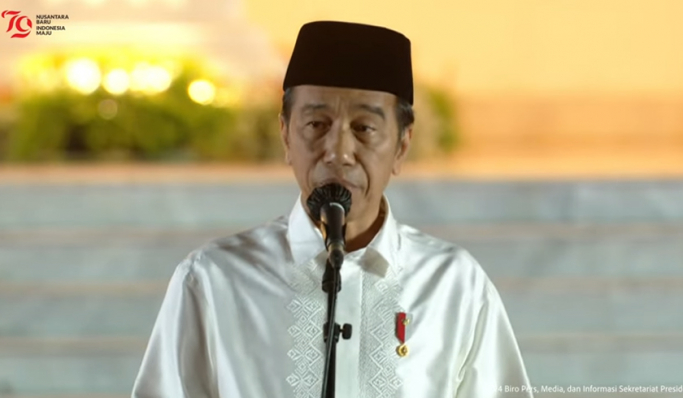 Presiden Jokowi dalam acara Zikir dan Doa Kebangsaan menjelang HUT ke-79 RI di halaman Istana Merdeka, Jakarta Pusat. (Foto: PMJ News/YouTube Setpres)