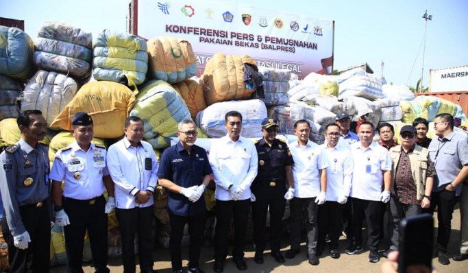 Bareskrim Polri mengamankan 1.883 balpress pakaian bekas. (Foto: PMJ News)