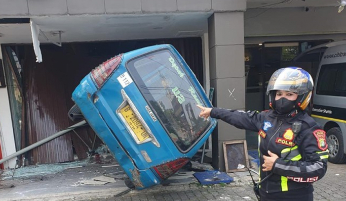 Mobil angkot  menabrak pejalan kaki dan sebuah kios di Jalan Margonda Depok. (Foto: PMJ News/Istimewa)