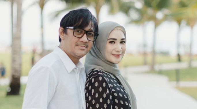 Andre Taulanyi dan istrinya, Rien Wartia Trigina. (Foto: PMJ/Instagram).