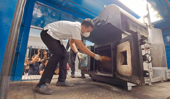 Ditresnarkoba Polda Metro Jaya memusnahan barang bukti berbagai jenis narkotika dari hasil pengungkapan selama Operasi Nila Jaya 2024. (Foto: PMJ News/Fajar)