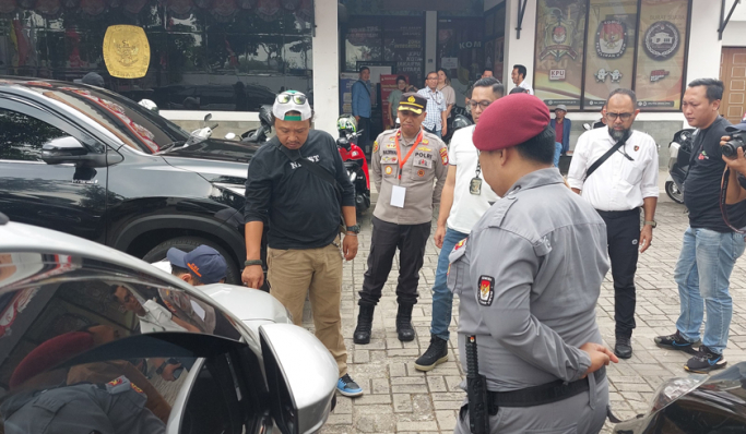 Kapolsek Tanjung Priok, Kompol Nazirwan melakukan pengecekan adanya teror di kantor KPU Jakarta Utara. (Foto: PMJ News/Fajar)