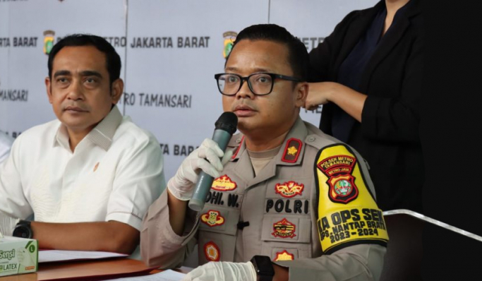 Kapolsek Metro Tamansari, Kompol Adhi Wananda didampingin Kanit Reskrim saat konferensi pers. (Foto: PMJ News)