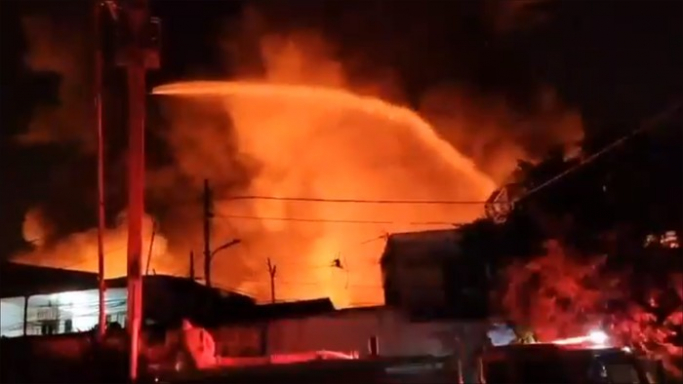 Kebakaran rumah penduduk di Manggarai, Jakarta. (Foto: PMJ/Dok Humas Jakfire)