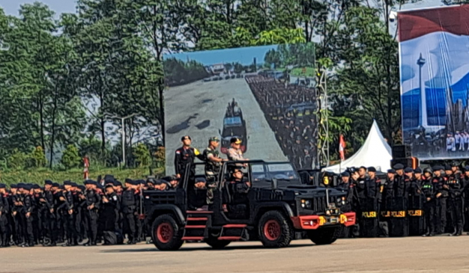 Kapolda Metro Jaya, Irjen Pol Karyoto bertindak sebagai Inspektur Upacara pada apel gabungan Operasi Mantap Praja 2024. (Foto: PMJ News/Fajar)