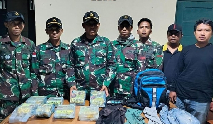 atgas Pamtas RI-Malaysia menggagalkan penyelundupan narkoba di Kalimantan Barat. (Foto: PMJ News/Dok TNI)