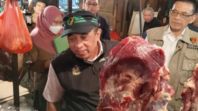 Tim Satgas Pangan Polri dan Bapanas pantau pasokan dan harga pangan di Pasar Tambun. (Foto: PMJ/Ist).