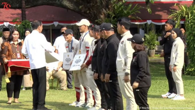 Presiden Jokowi berikan bonus ke Atlet Olimpiade Paris 2024. (Foto: PMJ/Dok YouTube Setpres).
