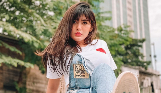 Artis sekaligus selebgram bernama Angela Charlie alias Angela Lee jadi tersangka kasus penipuan. (Foto: PMJ News/Instagram)