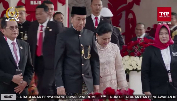Presiden RI Joko Widodo bersama Ibu Negara Iriana Widodo tiba di Gedung DPR RI. (Foto: PMJ/YouTube DPR RI).