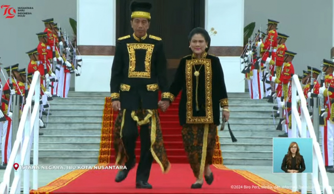 Jokowi beserta Ibu Negara Iriana Jokowi mengenakan pakaian baju adat Kustin saat upacara HUT Kemerdekaan RI ke-79 di IKN Nusantara. (Foto: PMJ News/YouTube Setpres)