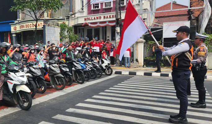 Para pengendara untuk berhenti sejenak saat peringatan detik-detik Hari Kemerdekaan RI ke-79. (Foto: PMJ News)