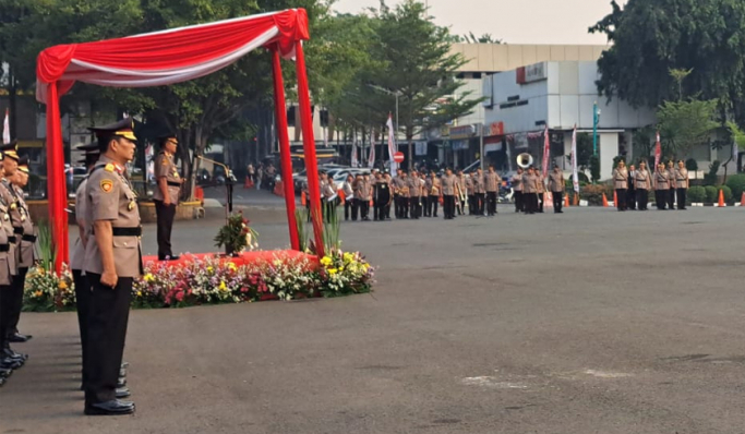 Kapolda Metro Jaya Irjen Pol Karyoto memimpin pelaksanaan Upacara Hari Juang Polri yang digelar di Lapangan Presisi Polda Metro Jaya. (Foto: PMJ News/Fajar)