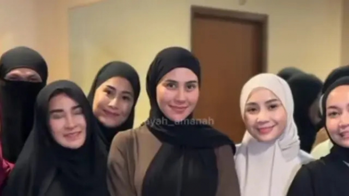 Nagita Slavina dan teman-teman saat bersama Wanda Hara. (Foto: PMJ/Instagram).