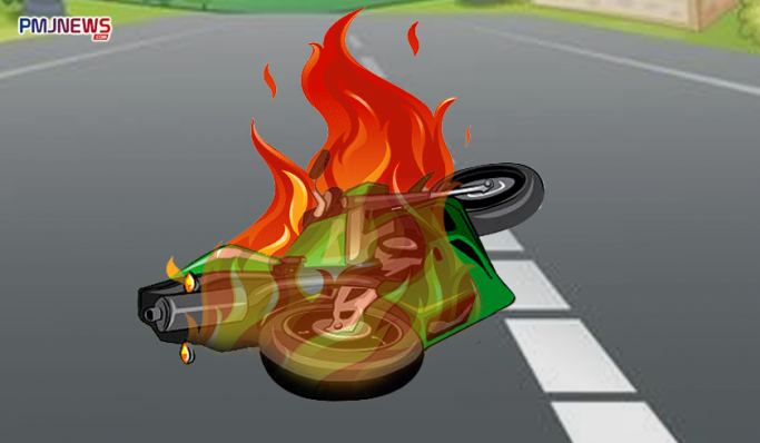 Ilustrasi sepeda motor dibakar massa. (Foto: Kolase PMJ News)