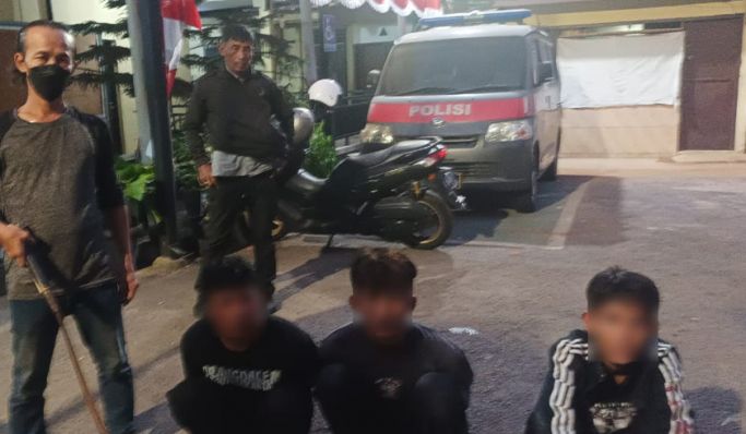 Polisi meringkus pelaku tawuran di belakang Lapas Cipinang, Kecamatan Jatinegara, Jakarta Timur. (Foto: PMJ News)