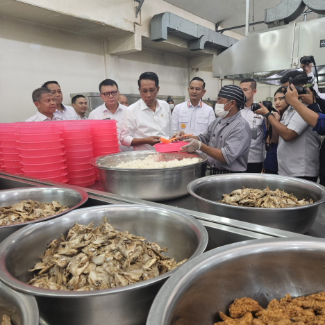 Menkumham Supratman Andi Agtas rasakan makanan Lapas. (Foto: PMJ/Ist).
