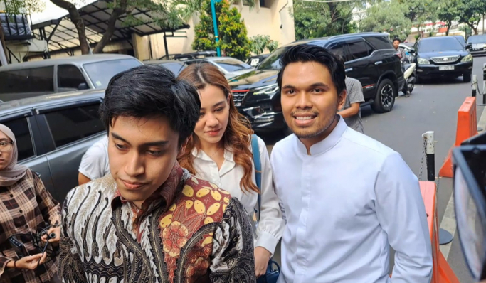 Pasangan suami istri Thariq Halilintar dan Aaliyah Massaid hadir memenuhi panggilan Polda Metro Jaya. (Foto: PMJ News/Fajar)
