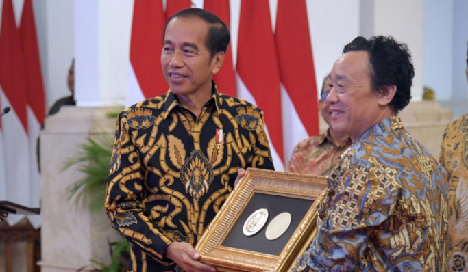 Presiden Jokowi menerima penghargaan Agricola Medal dari Food and Agriculture Organization of United Nation. (Foto: PMJ News/BPMI Setpres)