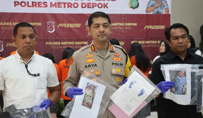 Kapolres Metro Depok, Kombes Pol Arya Perdana saat konferensi pers pengungkapan sindikat penjualan bayi. (Foto: PMJ News)