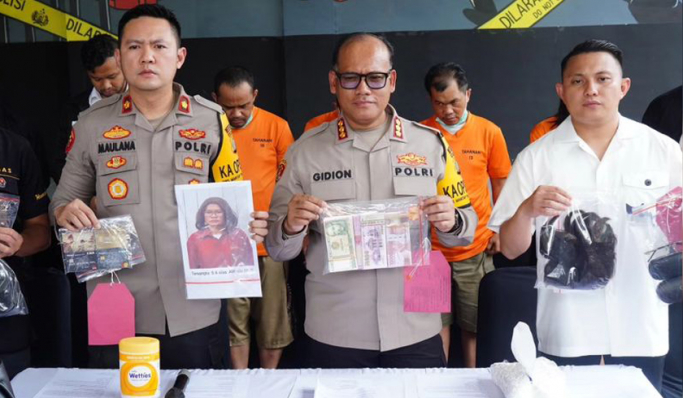 Polsek Kelapa Gading menggelar perkara pengungkapan kasus pencurian dengan modus hipnotis. (Foto: PMJ News)