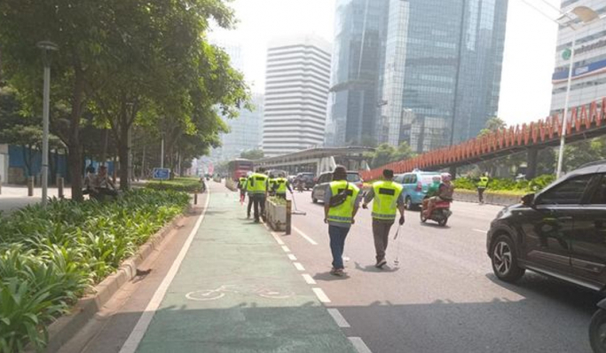 Ditlantas Polda Metro Jaya beserta komunitas sapu bersih ranjau paku. (Foto: PMJ News)