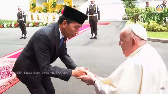 Presiden Jokowi sambut Paus Fransiskus. (Foto: PMJ/dok Indonesis Papal Visit Commite). 