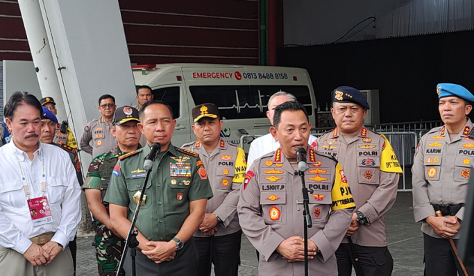 Kapolri dan Panglima TNI melakukan peninjauan ke Stadion GBK untuk pengamanan misa Paus Fransiskus. (Foto: PMJ News/Fajar)