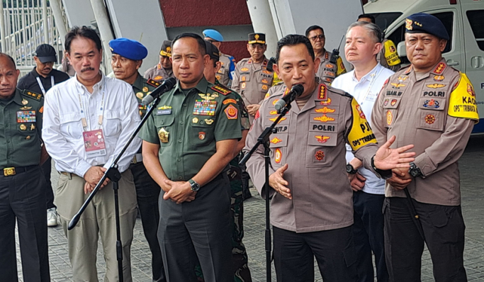 Kapolri dan Panglima TNI melakukan peninjauan ke Stadion GBK untuk pengamanan misa Paus Fransiskus. (Foto: PMJ News/Fajar)