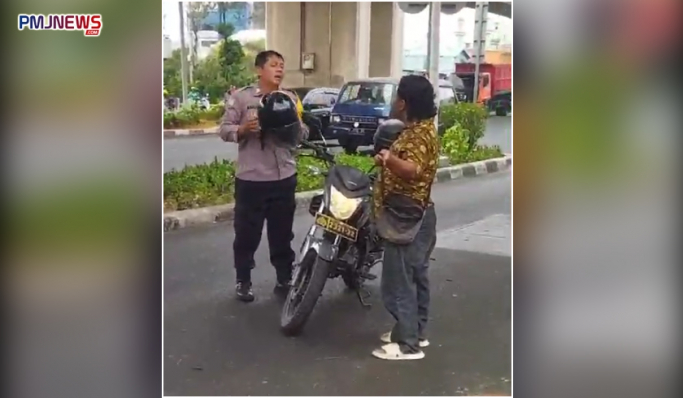 Anggota Bhabinkamtibmas melumpuhkan pria bersenjata tajam di Pulogadung, Jakarta Timur. (Foto: PMJ News/Tangkapan Layar)