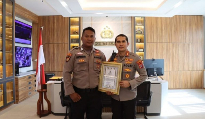 Polri mengapresiasi Bripka Joko Hadi Aprianto, Bintara Polsek Samarinda Hulu yang menjadi penggali kubur secara sukarela. (Foto: PMJ News)