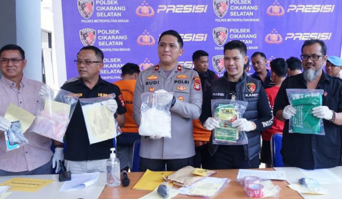 Polsek Cikarang Selatan mengamankan enam orang terkait kasus peredaran narkoba jenis sabu. (Foto: PMJ News)