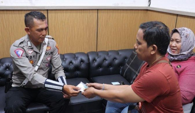 Anggota Polres Majalengka, Brigadir Yovi viral lantaran dengan kejujurannya mengembalikan emas seberat 30 gram milik warga Tegal. (Foto: PMJ News/Divhumas Polri)