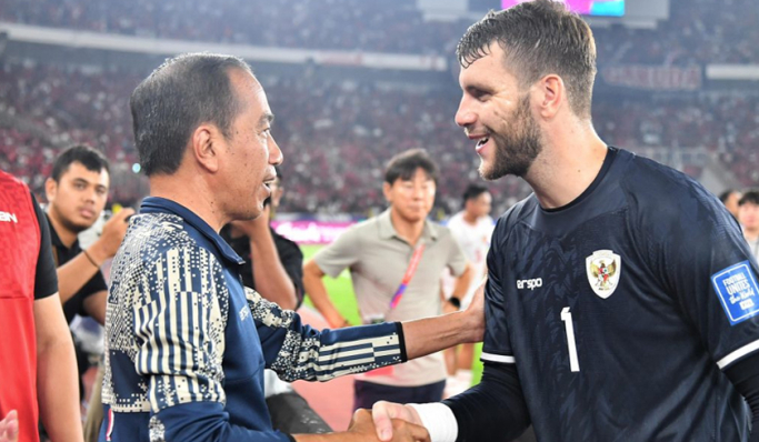 Presiden Jokowi menyalami kiper Timnas Indonesia, Maarten Paes. (Foto: PMJ News/BPMI Setpres)