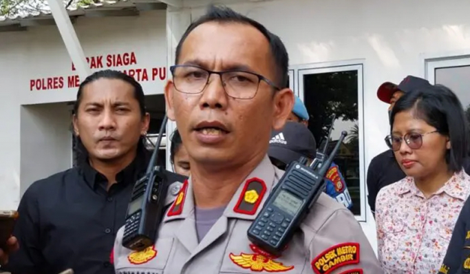 Kapolsek Gambir, Kompol Jamalinus Nababan saat memberikan keterangan pers. (Foto: PMJ News)