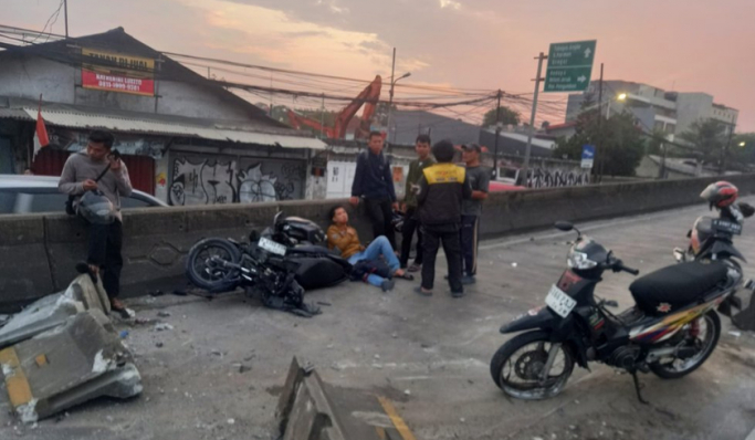 Kecelakaan yang melibatkan tiga sepeda motor terjadi di Flyover Pesing, Jakarta Barat. (Foto: PMJ News/X.com @TMCPoldaMetro)