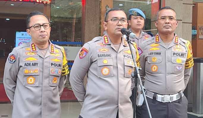 Kabid Propam Polda Metro Jaya, Kombes Pol Bambang Satriawan saat memberikan keterangan pers. (Foto: PMJ News/Fajar)